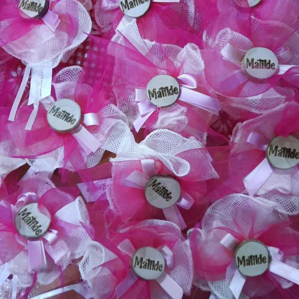 Bomboniere Battesimo Matilde, sacchetto in tulle fucsia e confetti rosa, personalizzati con una fetta di legno inciso